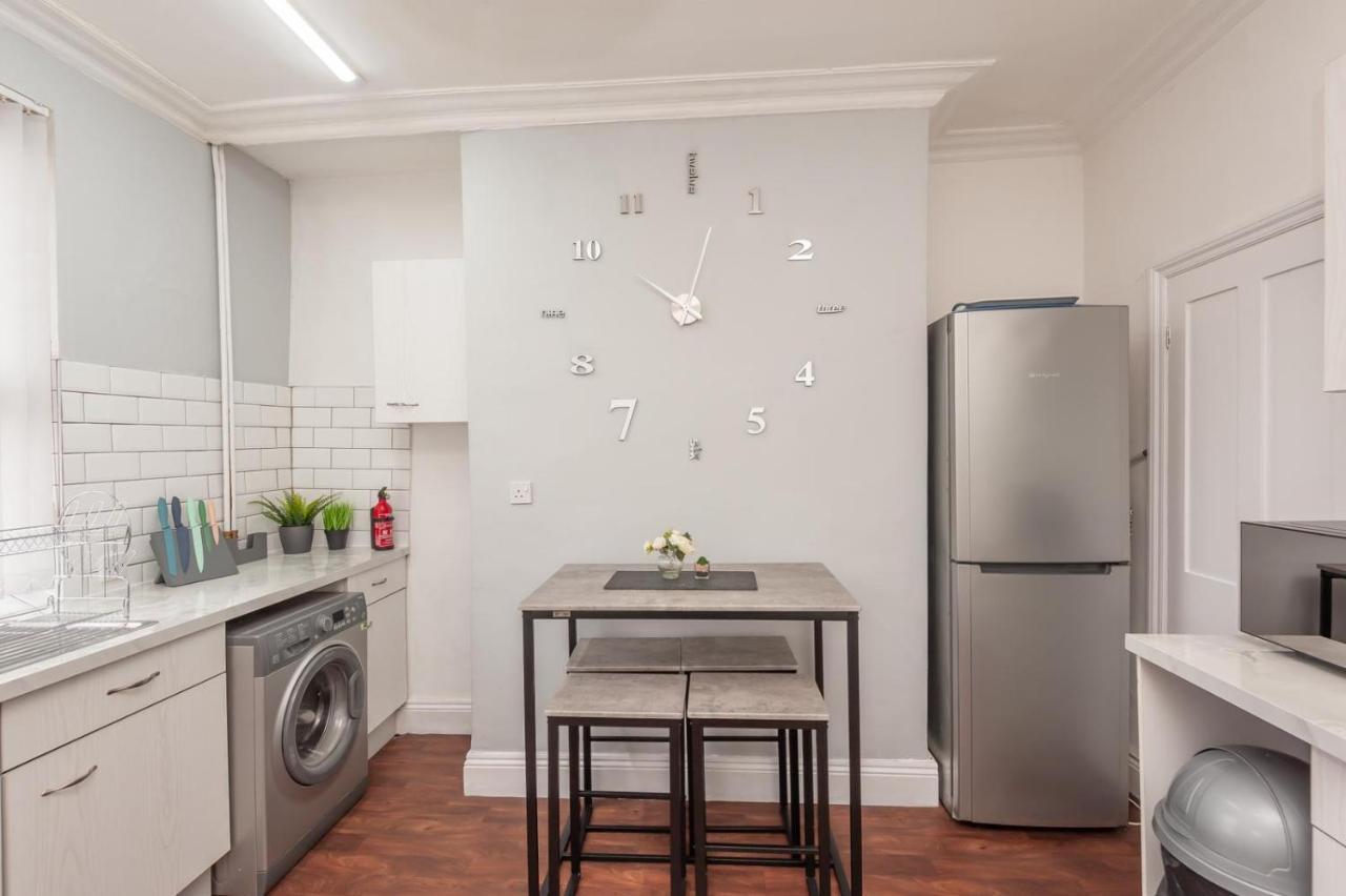 Leeds 4-Bed House - Sleeps 9 Free Parking & Wifi Βίλα Εξωτερικό φωτογραφία