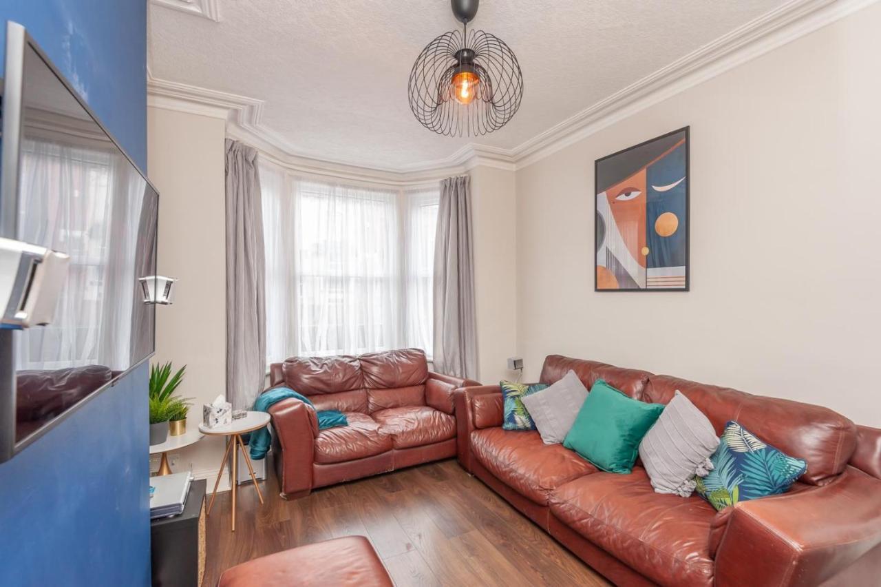 Leeds 4-Bed House - Sleeps 9 Free Parking & Wifi Βίλα Εξωτερικό φωτογραφία