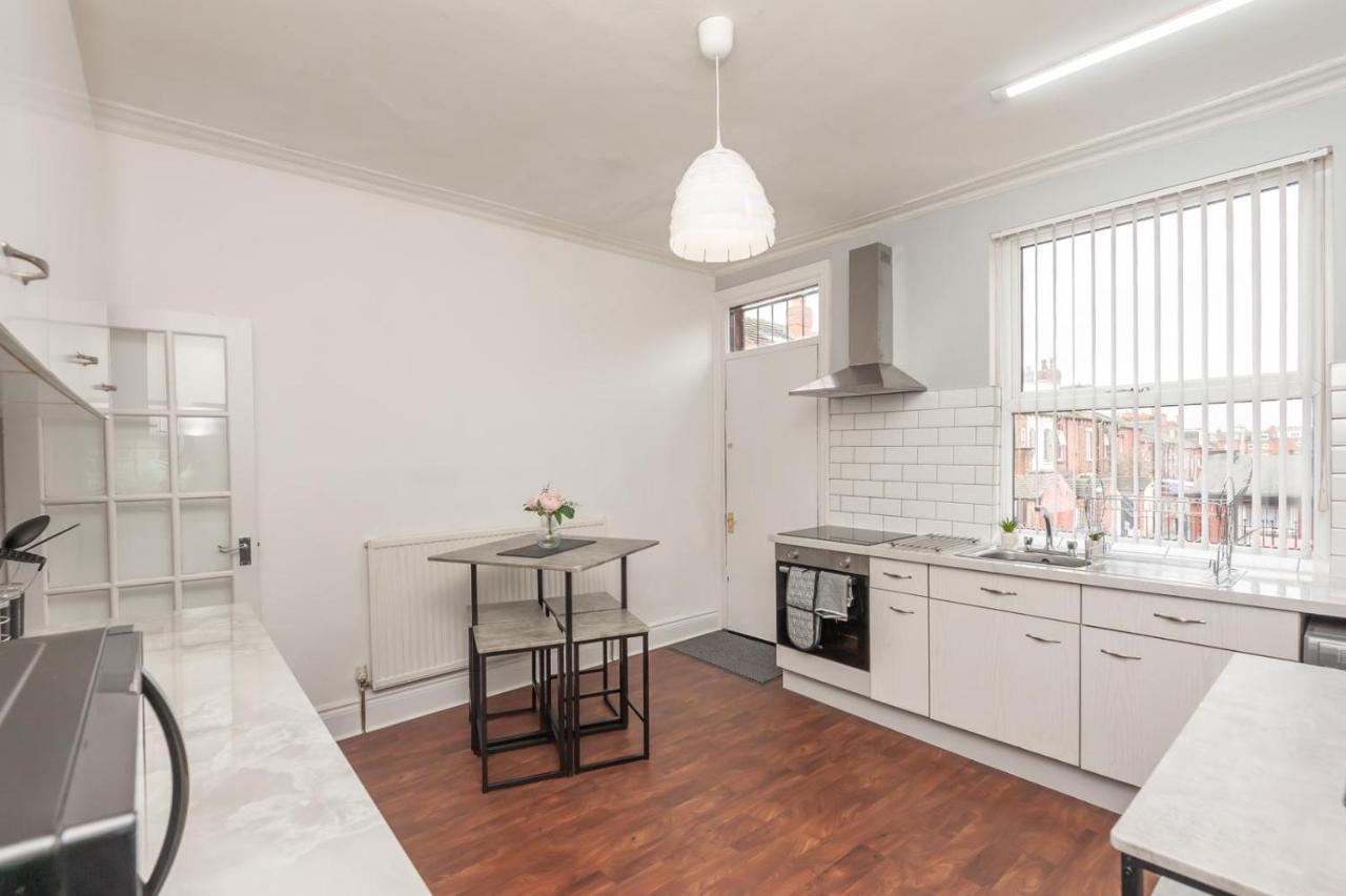 Leeds 4-Bed House - Sleeps 9 Free Parking & Wifi Βίλα Εξωτερικό φωτογραφία