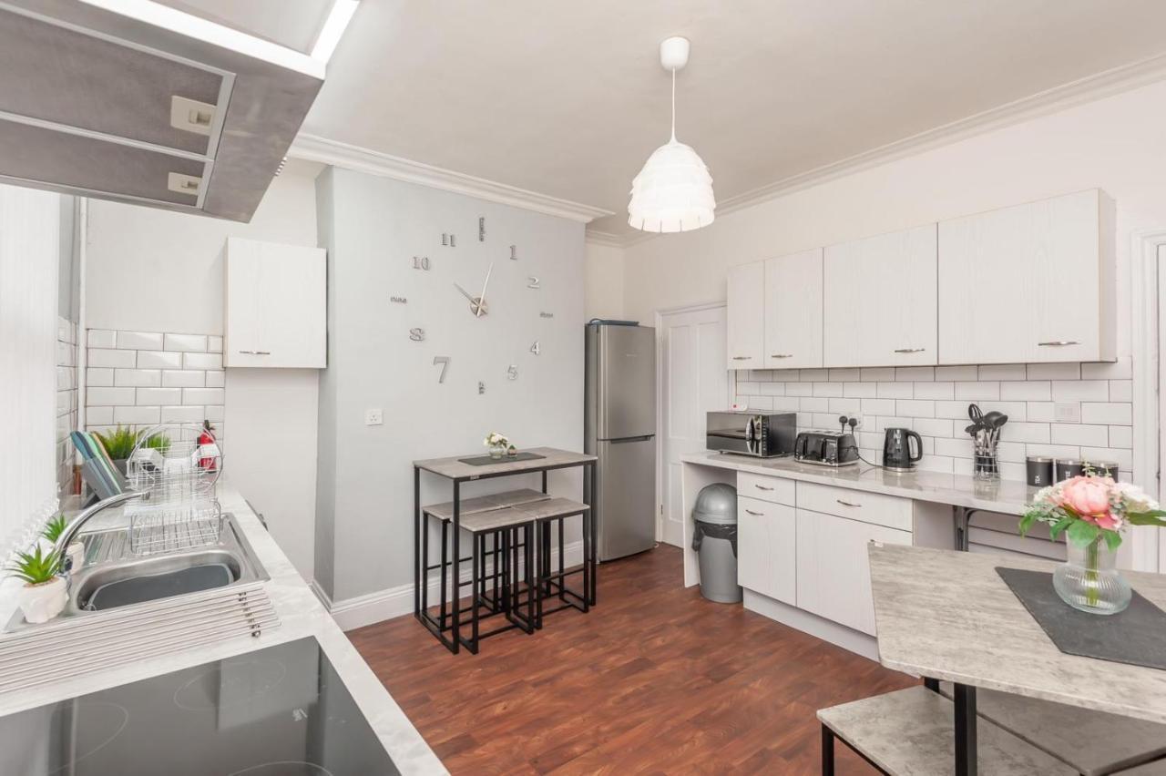 Leeds 4-Bed House - Sleeps 9 Free Parking & Wifi Βίλα Εξωτερικό φωτογραφία