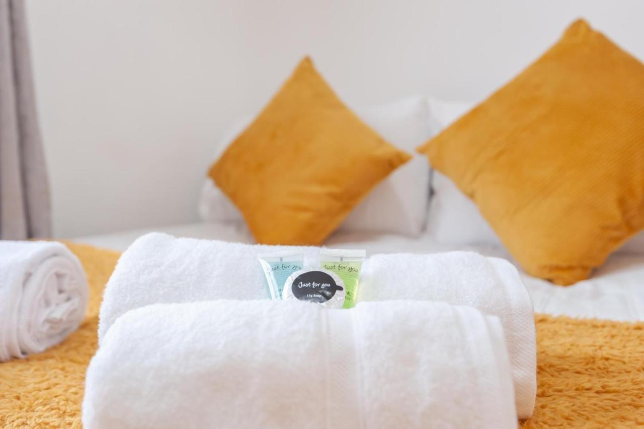 Leeds 4-Bed House - Sleeps 9 Free Parking & Wifi Βίλα Εξωτερικό φωτογραφία