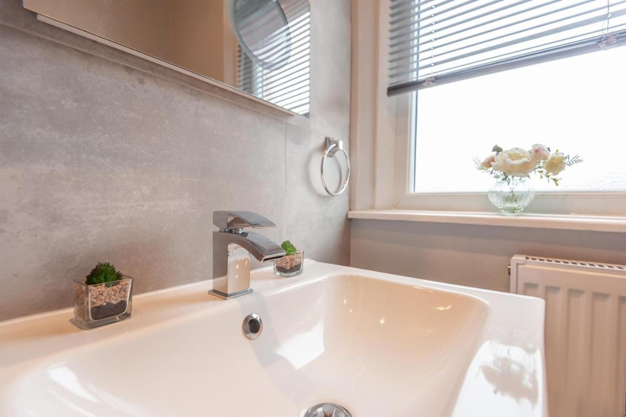 Leeds 4-Bed House - Sleeps 9 Free Parking & Wifi Βίλα Εξωτερικό φωτογραφία