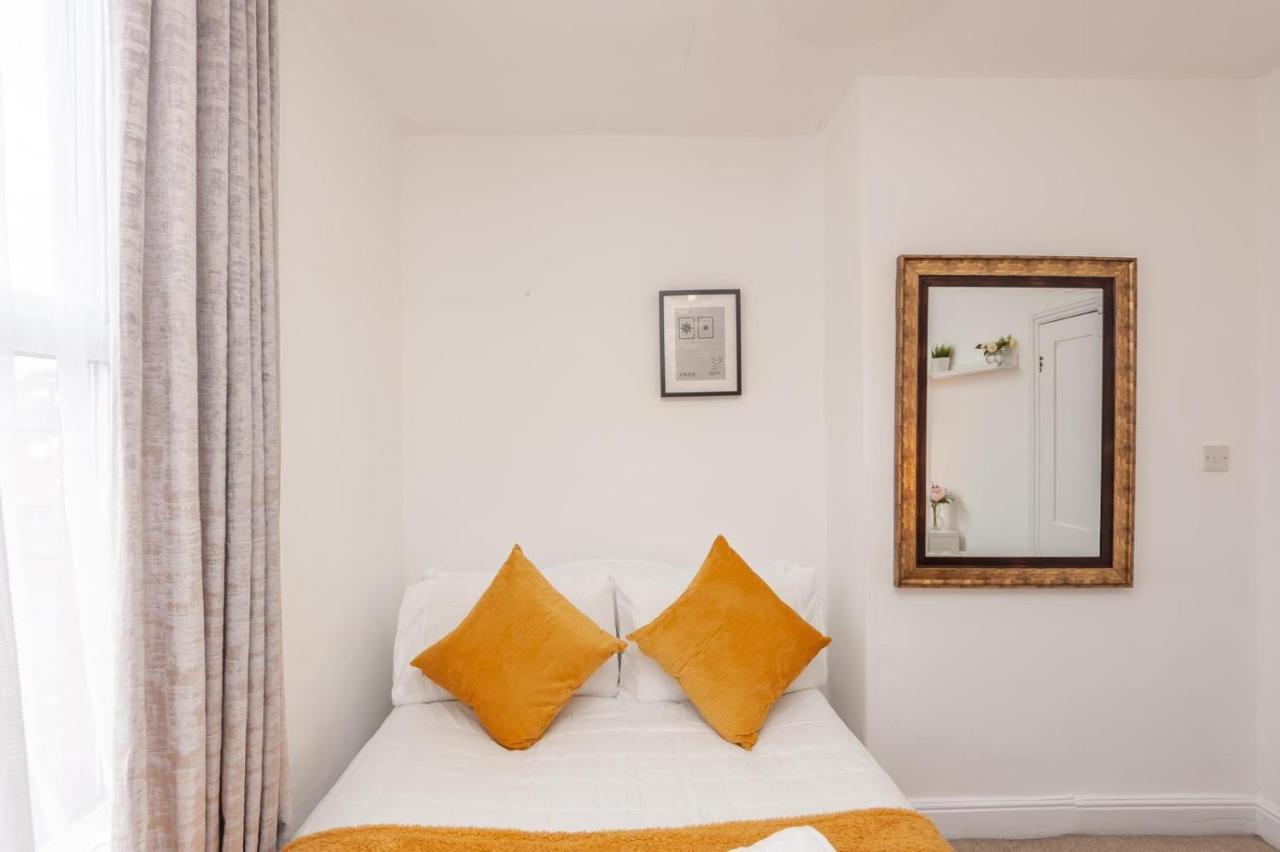 Leeds 4-Bed House - Sleeps 9 Free Parking & Wifi Βίλα Εξωτερικό φωτογραφία